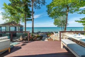 Lake Front Nautical Oasis- Hot Tub, Fireplace, King Bed